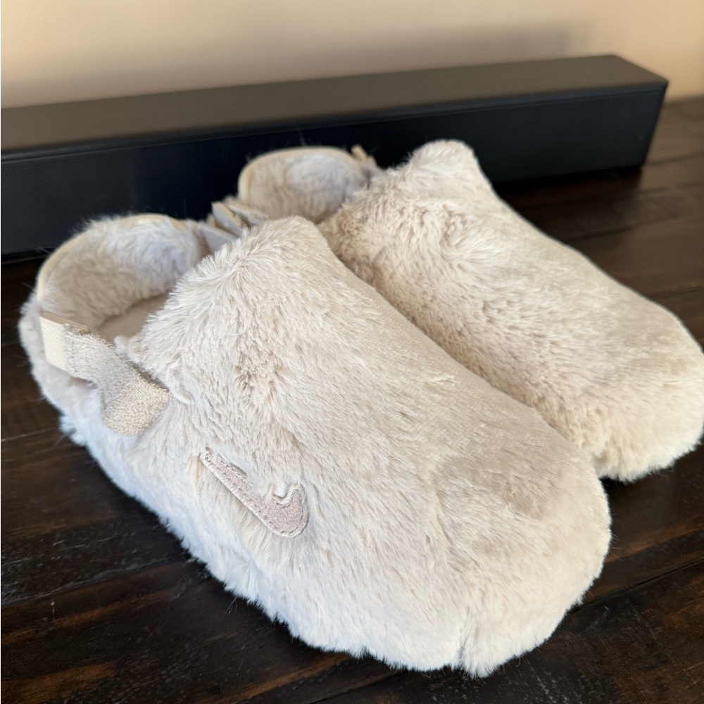 💗NIKE Calm faux fur women’s mules- size 7💗